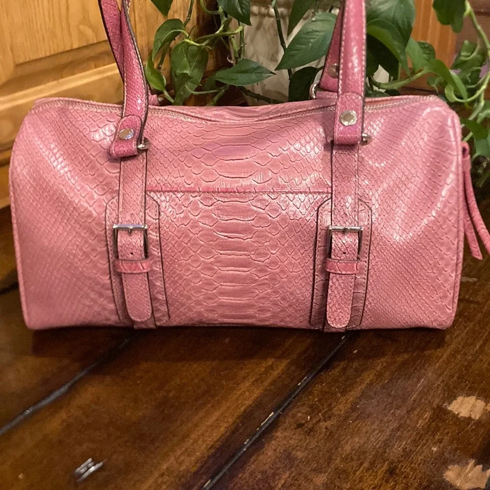 Liz Claiborne Retro Pink Faux Crocodile Embossed Cylindrical Purse (ABBA) - Picture 2 of 16